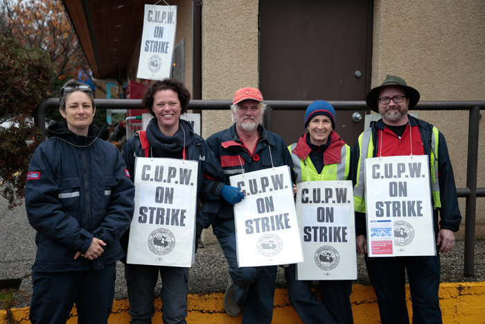 Salt Spring postal workers on strike